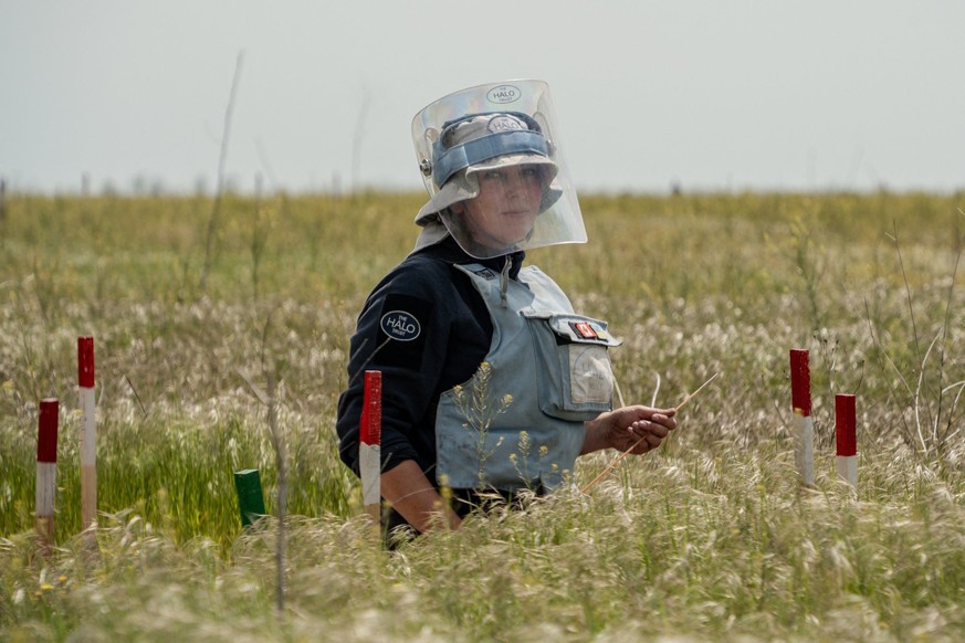 Viktoria Shynkar, 36 ans, démineuse pour HALO Trust, travaille sur un champ de mines.