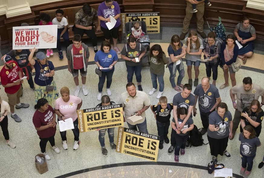 Des militants contre l'avortement manifestent dans le parlement texan.