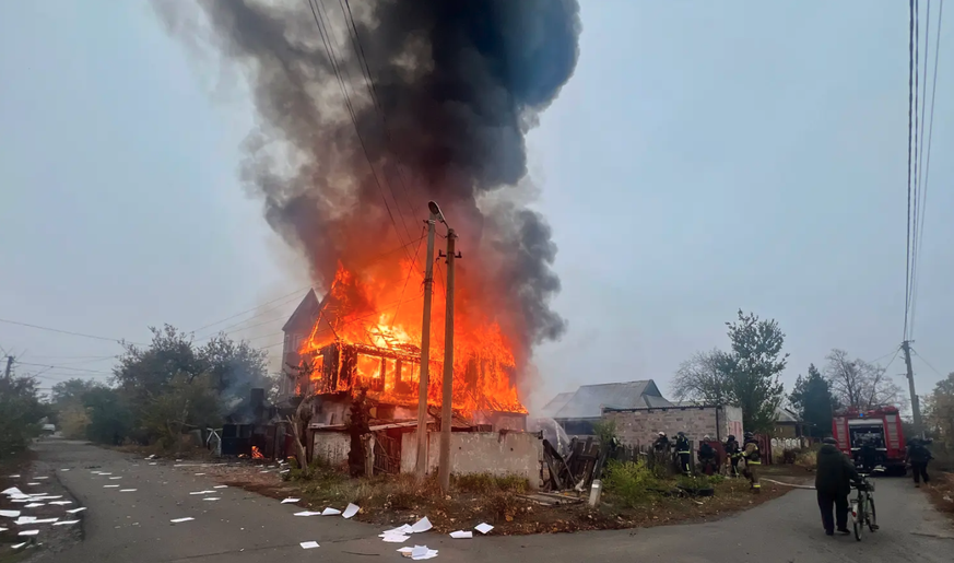 Une maison à Pokrovsk est en feu.