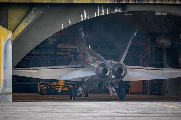 Un F/A-18 C se trouve dans un abri et montre les conditions d&#039;espace restreint.