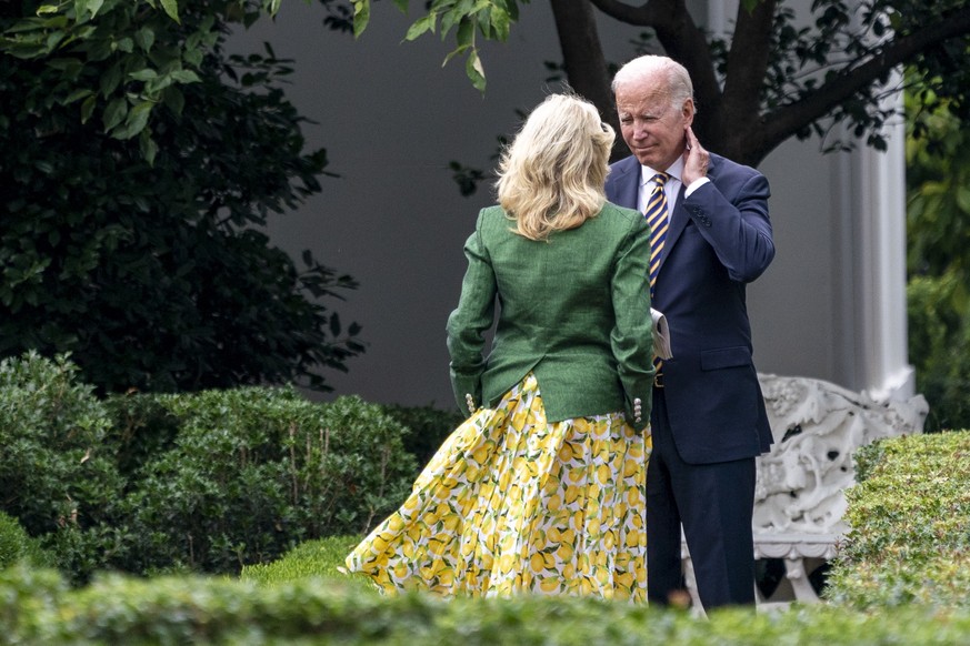 epaselect epa10055572 US President Joe Biden talks with First Lady Jill Biden in the Kennedy Garden of the White House in Washington, DC, USA 06 July 2022. President Biden departed the White House on ...