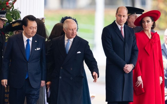 LONDON, ENGLAND - NOVEMBER 21: (L-R) President of South Korea, Yoon Suk Yeol, King Charles III, Prince William, Prince of Wales and Catherine, Princess of Wales attend a ceremonial welcome for The Pre ...