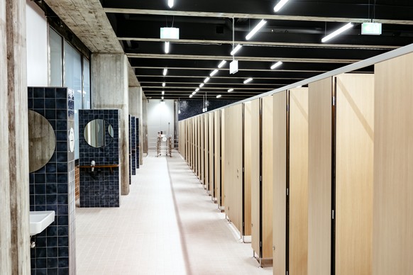 Une vue des vestiaires de la piscine de Mon-Repos lors d&#039;une conference de presse concernant l?annonce de la reouverture de la piscine de Mon-Repos apres 18 mois d&#039;importants travaux le merc ...