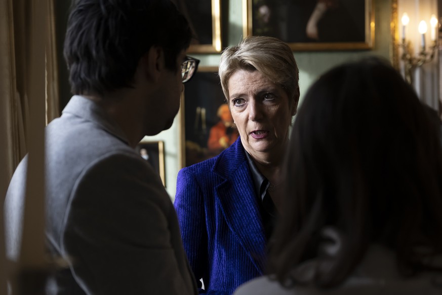 Bundespraesidentin Karin Keller-Sutter, Mitte, spricht mit Co-Fraktionschef Samuel Bendahan, SP-VD, links, und Co-Parteipraesidentin Mattea Meyer, SP-ZH, rechts, kurz vor Beginn der Von-Wattenwyl-Gesp ...