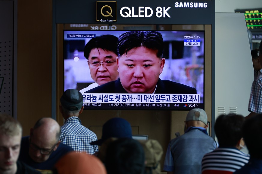 epa11610861 People watch a news broadcast on a television screen at a train station in Seoul, South Korea, 18 September 2024. According to South Korea&#039;s Joint Chiefs of Staff (JCS), North Korea l ...