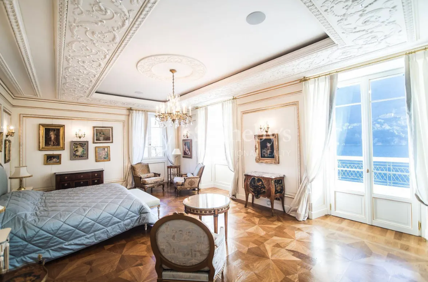 Une modeste chambre de repos.
