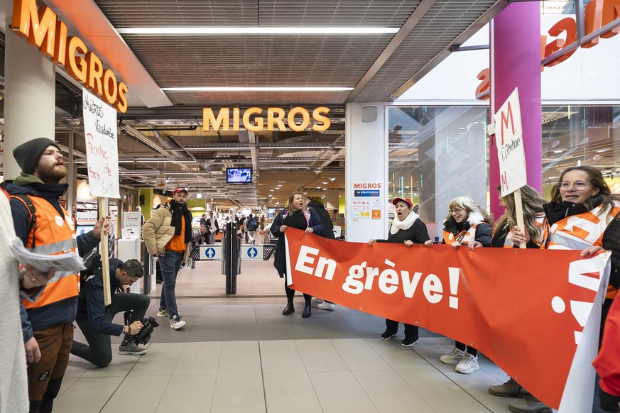 Des employés de Micarna sont rassemblés avec le syndicat Unia lors de la 5eme journée de grève, à Lausanne.