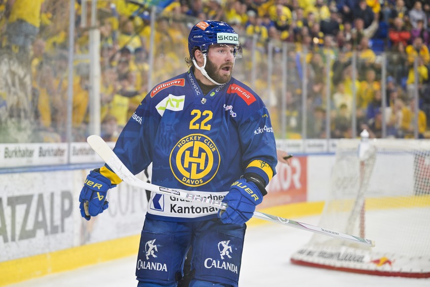 Brendan Lemieux (HCD) reklamiert nachdem das Zuercher Tor verschoben wurde beim dritten Eishockey Playoff Halbfinalspiel der National League zwischen HC Davos (HCD) und ZSC Lions (ZSC), am Mittwoch, 8 ...