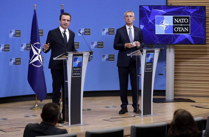 Le Premier ministre du Kosovo Albin Kurti (à gauche) et Jens Stoltenberg, le secrétaire général de l&#039;OTAN.