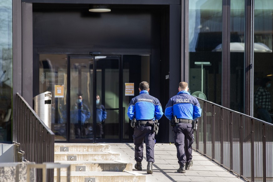 Des policiers de la police vaudoise arrivent au tribunal cantonal vaudois durant le premier jour du proces du caporal de police juge pour meurtre, ce mardi 23 mars 2021 a Renens. Le proces du policier ...