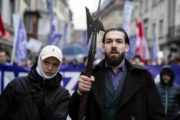 Tobias Lingg, de Junge Tat (à gauche), et Nicolas Rimoldi, président de Mass-Voll, ici lors d'une manifestation à Saint-Gall.