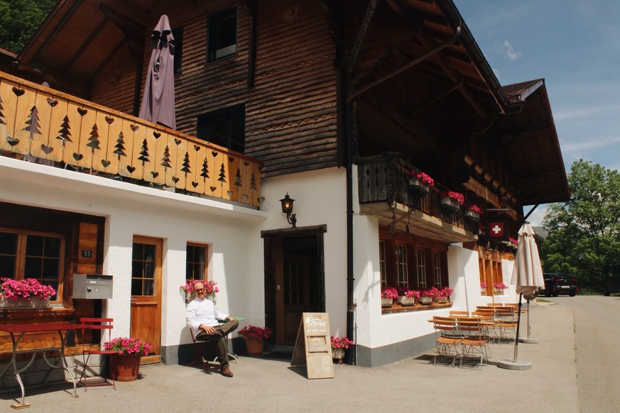 Reportage chez Esprit Mossettes, à Abländschen (BE), la résidence temporaire du chef de La Pinte des Mosettes, Nicolas Darnauguilhem.
