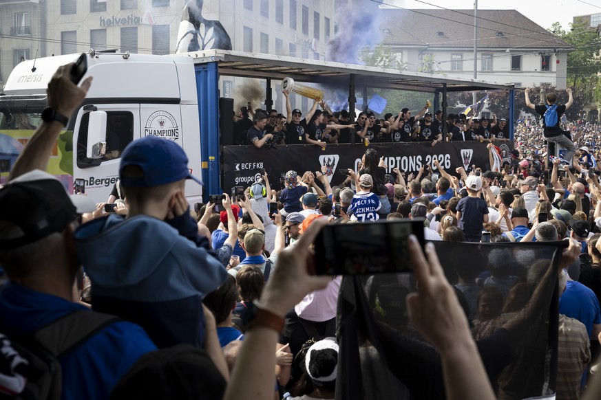 Les joueurs et supporters fribourgeois fetent leur premier titre de champions suisses de National League lors de la parade en l'honneur des hockeyeurs de Fribourg-Gotteron, ce samedi 2 mai 2026,  ...