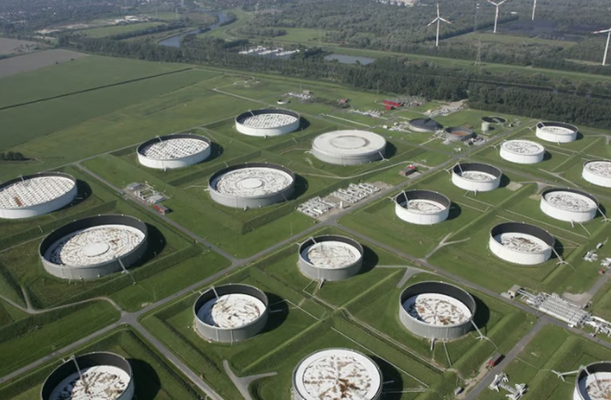Oberrirdisches Mineralöllager in Wilhelmshaven in Norddeutschland.
