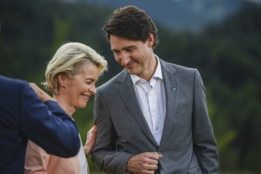 epaselect epa10035061 Canada&#039;s Prime Minister Justin Trudeau (R) and European Commission President Ursula von der Leyen (L) arrive for family photo with the G7 leaders during the G7 Summit at Elm ...