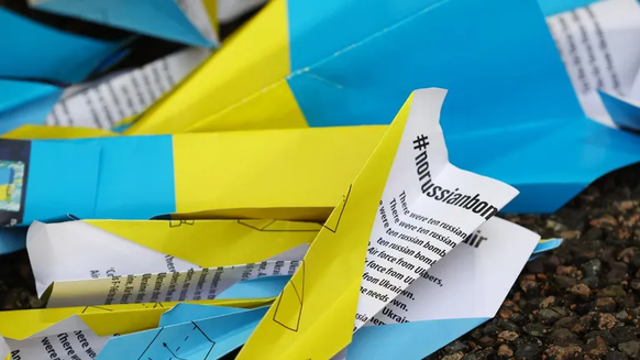Avions en papier aux couleurs ukrainiennes. Les paroles de la chanson sont écrites au dos.