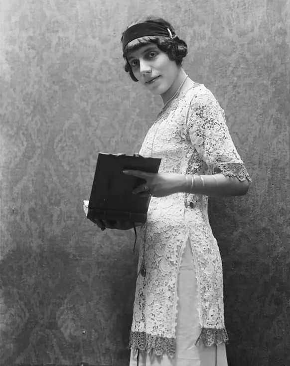 Amalia Guglielminetti, amante de Dino Segre, fit emprisonner l’espion par jalousie. Photo datant des années 1930.
https://commons.wikimedia.org/wiki/File:Amalia_Guglielminetti_05.jpg