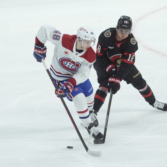 Lane Hutson (à droite) a remporté le trophée désignant le meilleur rookie de NHL la saison dernière. (Archives)