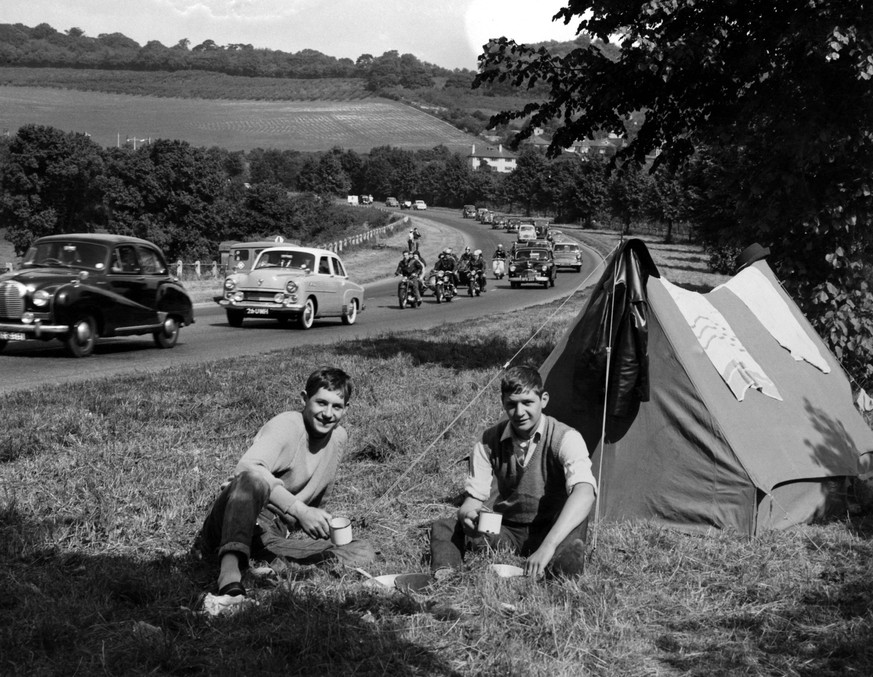 Bildnummer: 60487380 Datum: 23.05.1961 Copyright: imago/United Archives International
Two guys from Deal spent their Whit Holiday camping and hiking now enjoy breakfast on the side of the road as the  ...