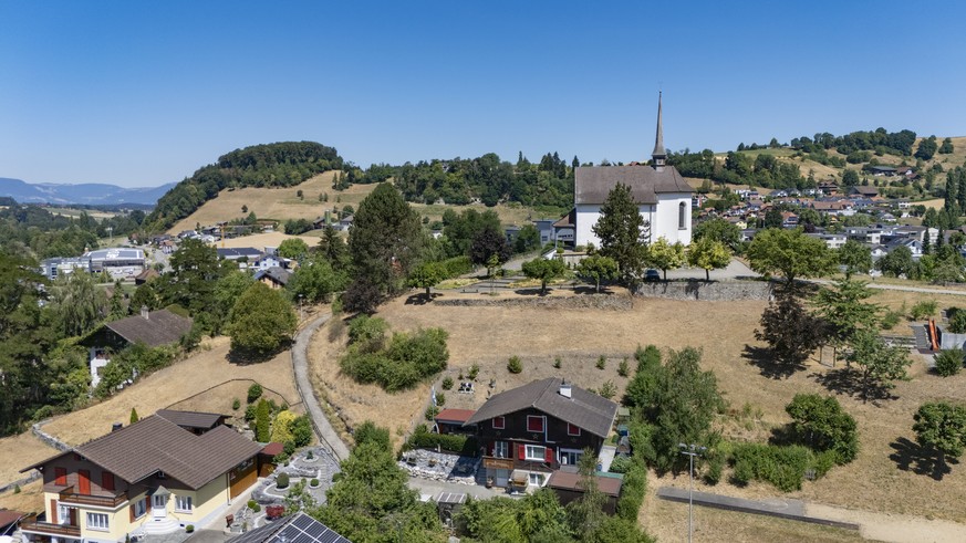 Die Hitze und Trockenheit hinterlaessen fuer die Wiesen und Felder Spuren, indem sich das Gras vom Gruen immer mehr ins Braune verfaerbt, wie hier bei Ruswil im Kanton Luzern, am Freitag, 10. Juli 202 ...