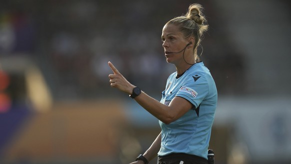 Referee Desiree Grundbacher gestures during the Euro 2025, group B, soccer match between Belgium and Italy at Stade de Tourbillon in Sion, Switzerland, Thursday, July 3, 2025. (AP Photo/Alessandra Tar ...