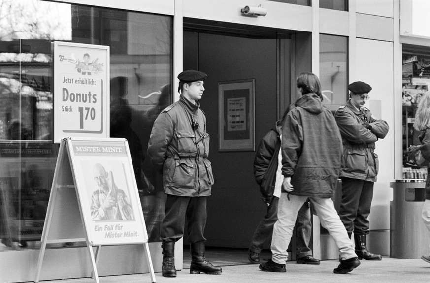 Mit uniformierten Waechtern versucht die Migros die Drogenszene von ihrem Hauptsitz am Limmatplatz in Zuerich fernzuhalten, aufgenommen am 31. Januar 1994. (KEYSTONE/Str)
