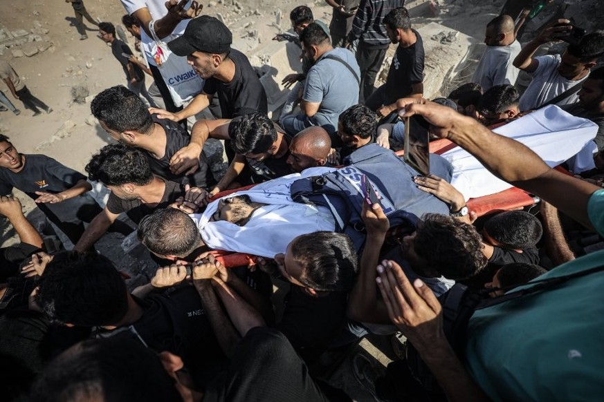Des Palestiniens assistent aux funérailles de Saleh al-Jafarawi, tué dimanche après avoir été abattu par des hommes armés dans le sud de la ville de Gaza.