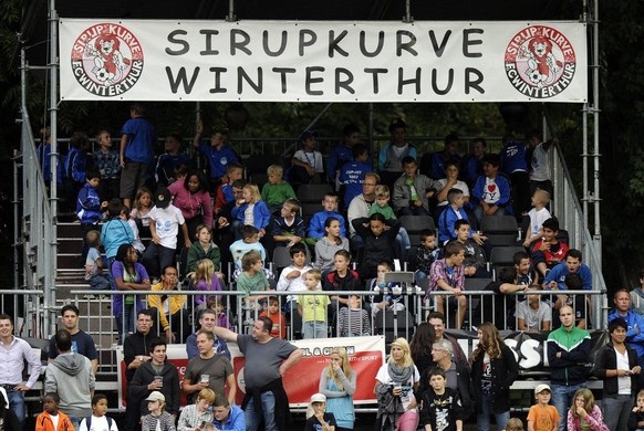 Betretenes Schweigen in der Sirupkurve Winterthur, im Fussballspiel der ersten Cup Hauptrunde FC Toess gegen den Grasshopper Club Zuerich, am Samstag, 17. September 2011, im Stadion Schuetzenwiese in  ...