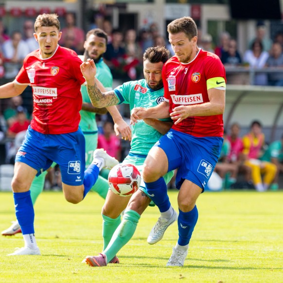 Renato Steffen (au centre) et Lugano se sont pris les pieds dans le tapis à Cham.