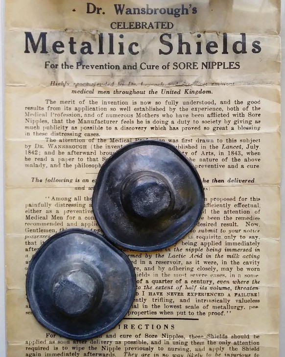 Ein Brusthütchen ist eine Vorrichtung, die getragen wird, um einer stillenden Mutter Erleichterung zu verschaffen. Im 18. und 19. Jahrhundert wurden Brusthütchen aus verschiedenen Materialien wie Glas ...