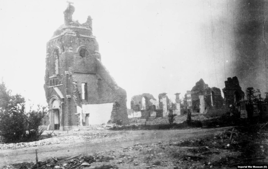 Ce qui reste d'une église à Ypres, 1916.