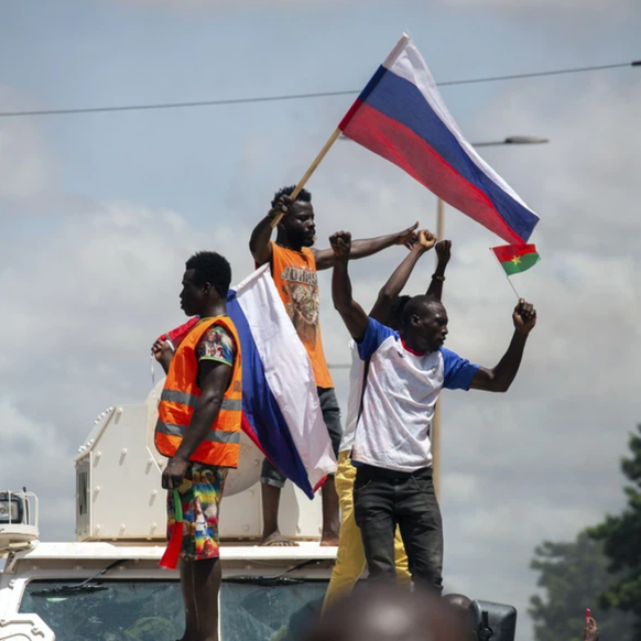 Dans le sillage du coup d'Etat au Burkina Faso, des manifestants brandissent le drapeau russe.