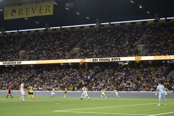 Spieler in Aktion in der ersten Hauptrunde Schweizer Fussball Cup zwischen dem FC Breitenrain und den Berner Young Boys, am Freitag, 18. August 2023, im Stadion Wankdorf in Bern. (KEYSTONE/Anthony Ane ...