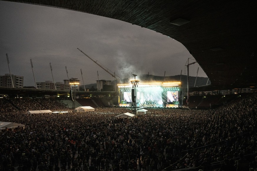 Zuschauer verfolgen das Konzert der beiden Schweizer Musiker Goelae und Trauffer als Bueetzer Buebe im Stadion Letzigrund in Zuerich, aufgenommen am Freitag, 19. August 2022. (KEYSTONE/Ennio Leanza)