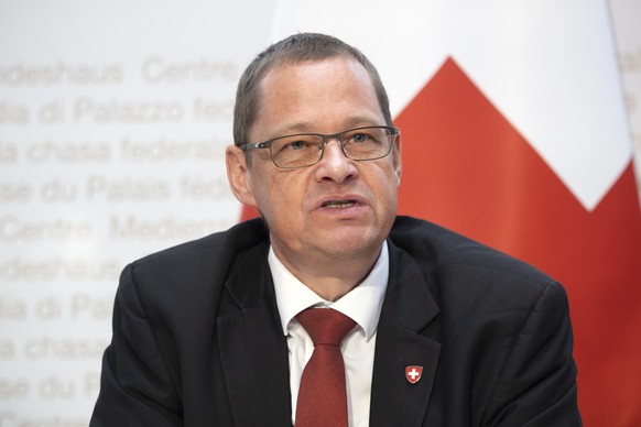 Urs Loher, Ruestungschef (armasuisse), spricht waehrend einer Medienkonferenz zur Vernehmlassung zur sicherheitspolitischen Strategie der Schweiz und zum weiteren Vorgehen bei der Kampfflugzeugbeschaf ...