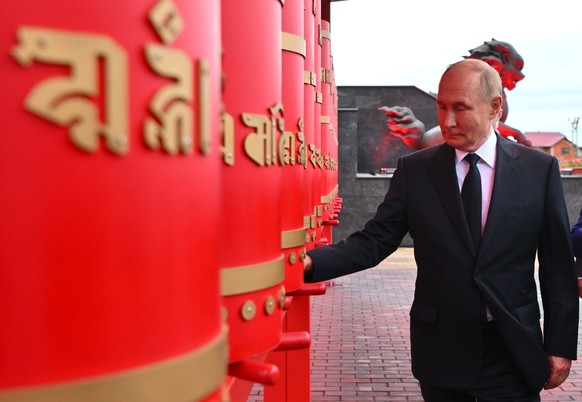 epa11580201 Russian President Vladimir Putin visits the Tubten Shedrub Ling datsan in Kyzyl, Republic of Tuva, Russia, 02 September 2024. EPA/KRISTINA KORMILITSYNA/SPUTNIK/KREMLIN / POOL MANDATORY CRE ...