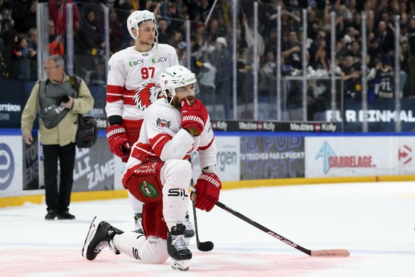 l&#039;attaquant lausannois Emilijus Krakauskas et le defenseur lausannois Aurelien Marti, reagissent apres la defaite (5-4) et leur elimination, apres la premiere prolongation, lors de la rencontre d ...