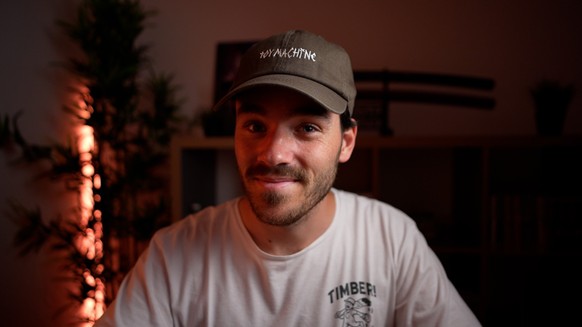 Nicolas vient de Genève. Il partage sa passion pour les animés et le Japon sur les réseaux. Il compte 200 000 abonnés sur YouTube et plus de 300 000 sur TikTok.