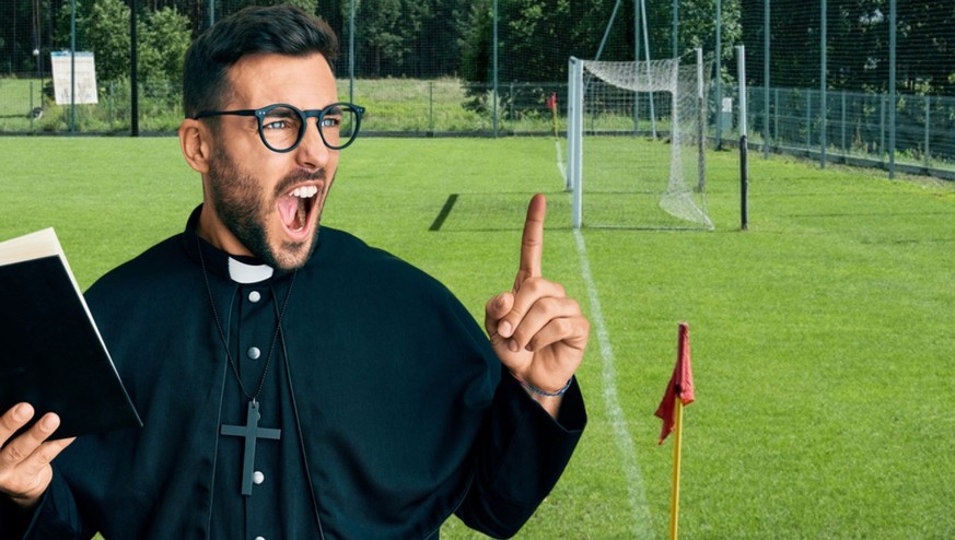 Ce «prêtre» violent a complètement craqué sur le terrain  