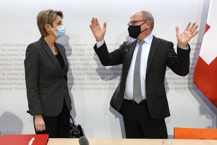 Bundesraetin Karin Keller-Sutter, links, diskutiert mit Fredy Faessler, St. Galler Regierungsrat und Praesident KKJPD, am Ende einer Medienkonferenz des Bundesrates ueber illegale Adoptionen von Kinde ...