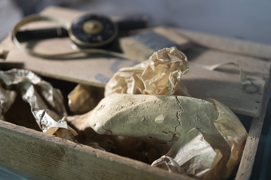 Die Werkzeuge der Archaeologen zu Beginn des 20. Jahrhunderts und Knochen von Hoehlenbaeren fotografiert in die Ausstellung, Hoehlenbaeren und Neandertaler im Drachenloch - Pionierarchaeologie vor 100 ...