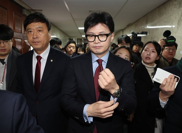 Cornered ruling party leader Cornered ruling party leader Han Dong-hoon R, head of the ruling People Power Party, is surrounded by reporters following a closed Supreme Council meeting at the National  ...