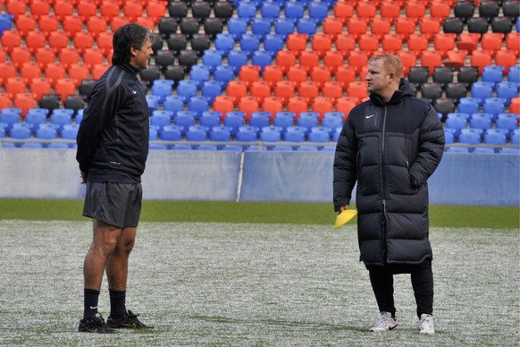 Rehabilitations- und Konditionstrainer Marco Walker, links und Assistenztrainer Heiko Vogel, rechts, unterhalten sich bei eisiger Kaelte beim Trainingsauftakt des FC Basel nach der Winterpause im St.  ...