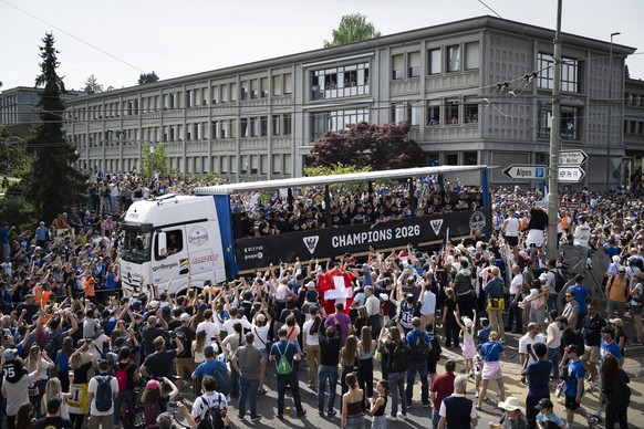 Les joueurs et supporters fribourgeois fetent leur premier titre de champions suisses de National League, lors de la parade en l'honneur des hockeyeurs de Fribourg-Gotteron, ce samedi 2 mai 2026, ...