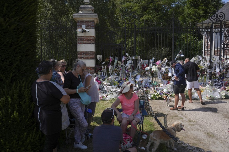People pay tribute to late French actor Alain Delon, at the entrance gate of Delon&#039;s property, in Douchy, central France, Saturday, Aug. 24, 2024. Alain Delon, the internationally acclaimed Frenc ...