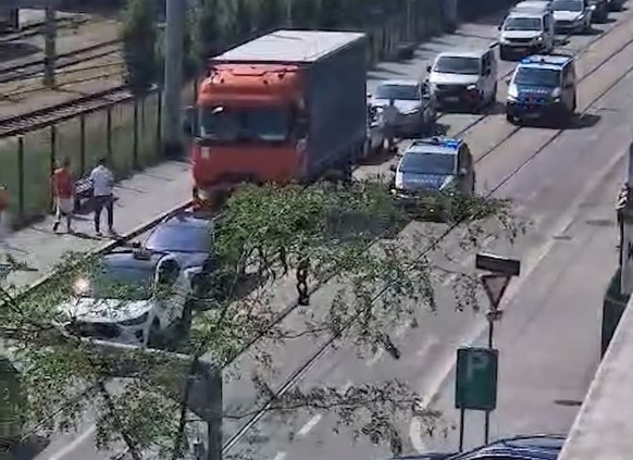Un important déploiement policier est en cours après une fusillade dans une école, faisant au moins huit morts et plusieurs blessés graves. L&#039;enquête continue.