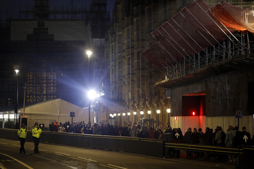 epa10185108 People queue to pay their respects to Britain&#039;s Queen Elizabeth II lying in state at the Palace of Westminster in London, Britain, 15 September 2022. The queen&#039;s lying in state i ...