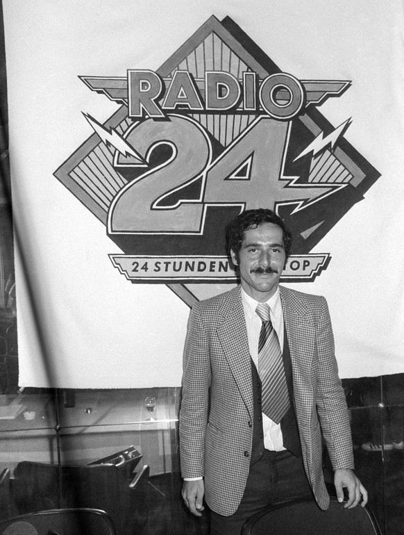 Roger Schawinski vor dem Logo von Radio 24, aufgenommen im Maerz 1980. (KEYSTONE/PHOTOPRESS-ARCHIV/Str)