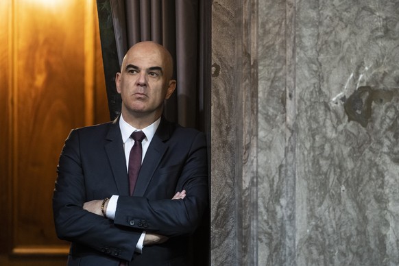 Le président de la Confédération Alain Berset attendant son tour pour la session extraordinaire des Chambres fédérales, le mardi 11 avril 2023 au Staenderat à Berne.
