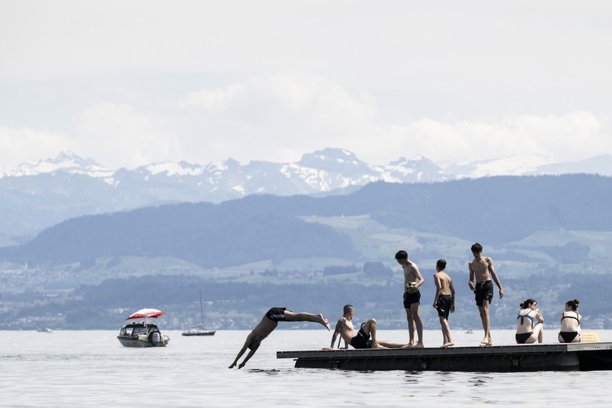 Menschen geniessen das sommerliche Wetter auf dem Zuerichsee, aufgenommen am Dienstag, 18. Juni 2024 in Zuerich. (KEYSTONE/Ennio Leanza)